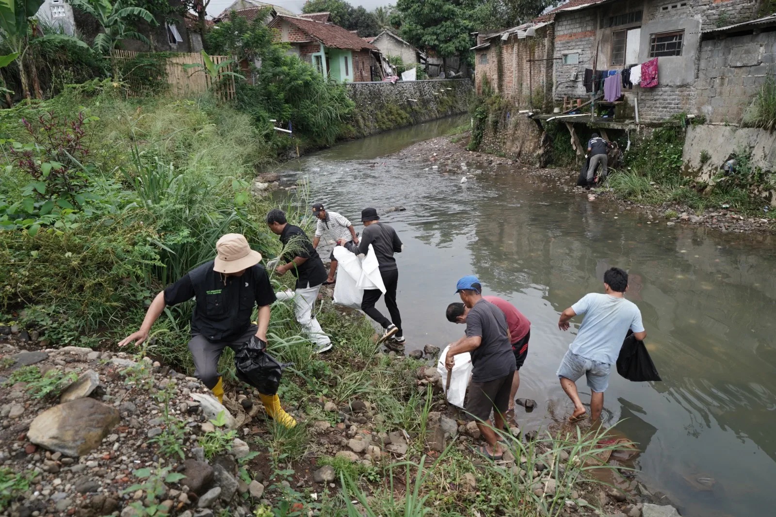 DLH Kota Sukabumi menggelar Aksi Bersih Sampah Nasional di Sungai Cisuda, Jumat (24/10).(Foto: IST)