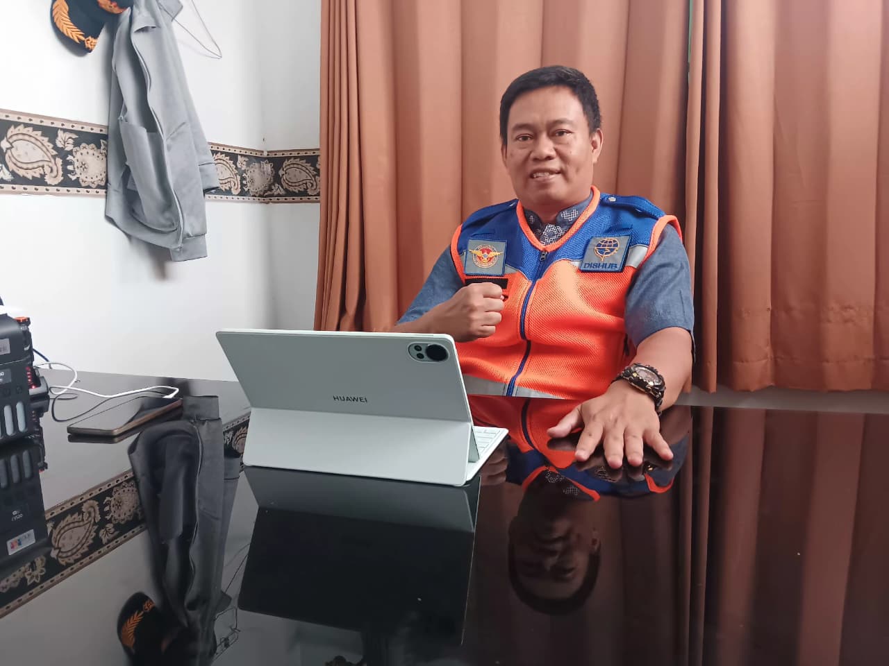 Kabid Keselamatan Lalu Lintas dan Pelengkapan Jalan Dishub Kota Sukabumi, Yanto Arisdiyanto, saat diwawancarai di ruang kerjanya.(Foto: Bambang/Radar Sukabumi )