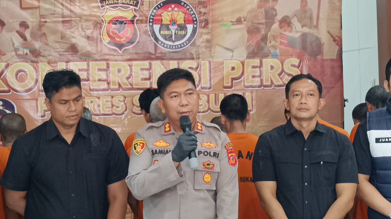 Kapolres Sukabumi AKBP Dr. Samian mengungkapkan, korban saat itu berboncengan dengan temannya ketika tiba-tiba diserang oleh pelaku menggunakan senjata tajam