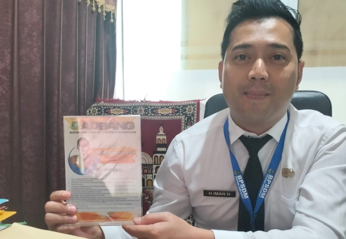 DIWAWANCARA: Kepala Bagian Administrasi Pembangunan Setda Kota Sukabumi, Hendry Iman Hermansyah saat diwawancara di ruang kerjanya, belum lama ini.