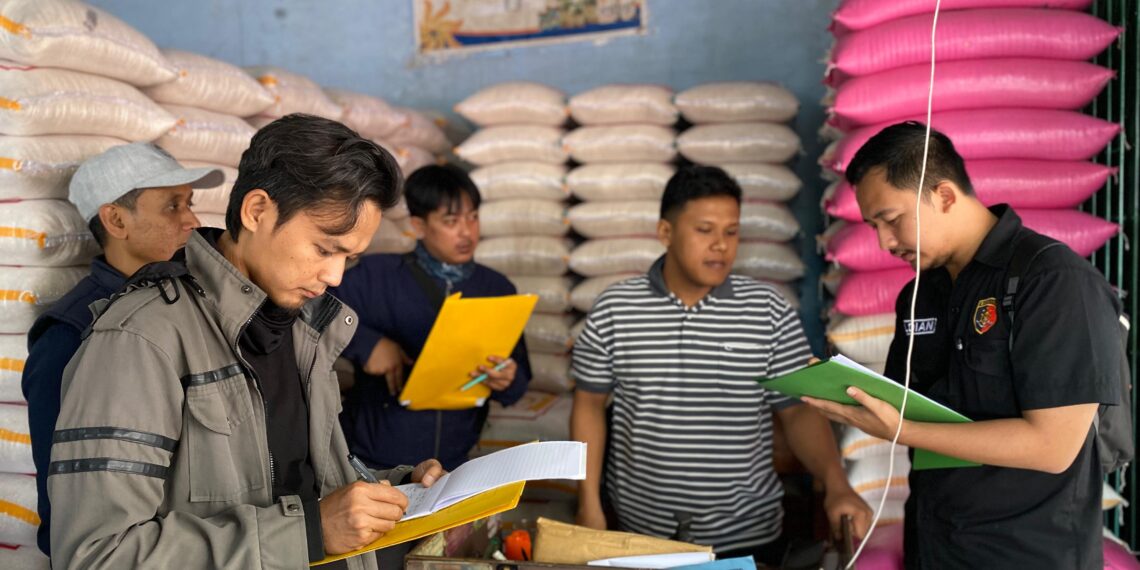SIDAK: Tim gabungan Satgas Pangan Polres Sukabumi Kota bersama sejumlah instansi terkait turun langsung melakukan pengecekan harga dan stok beras di pasar tradisional, belum lama ini.