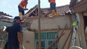 Cuaca Ekstrem Terjang Sukabumi, Atap Rumah Warga Dayeuhluhur Ambruk