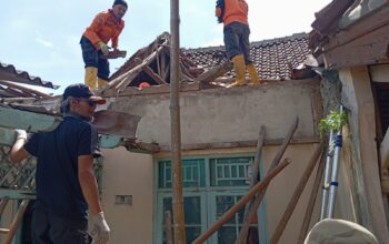 SIGAP: Petugas BPBD Kota Sukabumi saat membantu membersihkan reruntuhan atap rumah warga Jalan Koleberes, Kampung Cikapek RT2/RW10, Kelurahan Dayeuhluhur, Kecamatan Warudoyong, Minggu (26/10).
