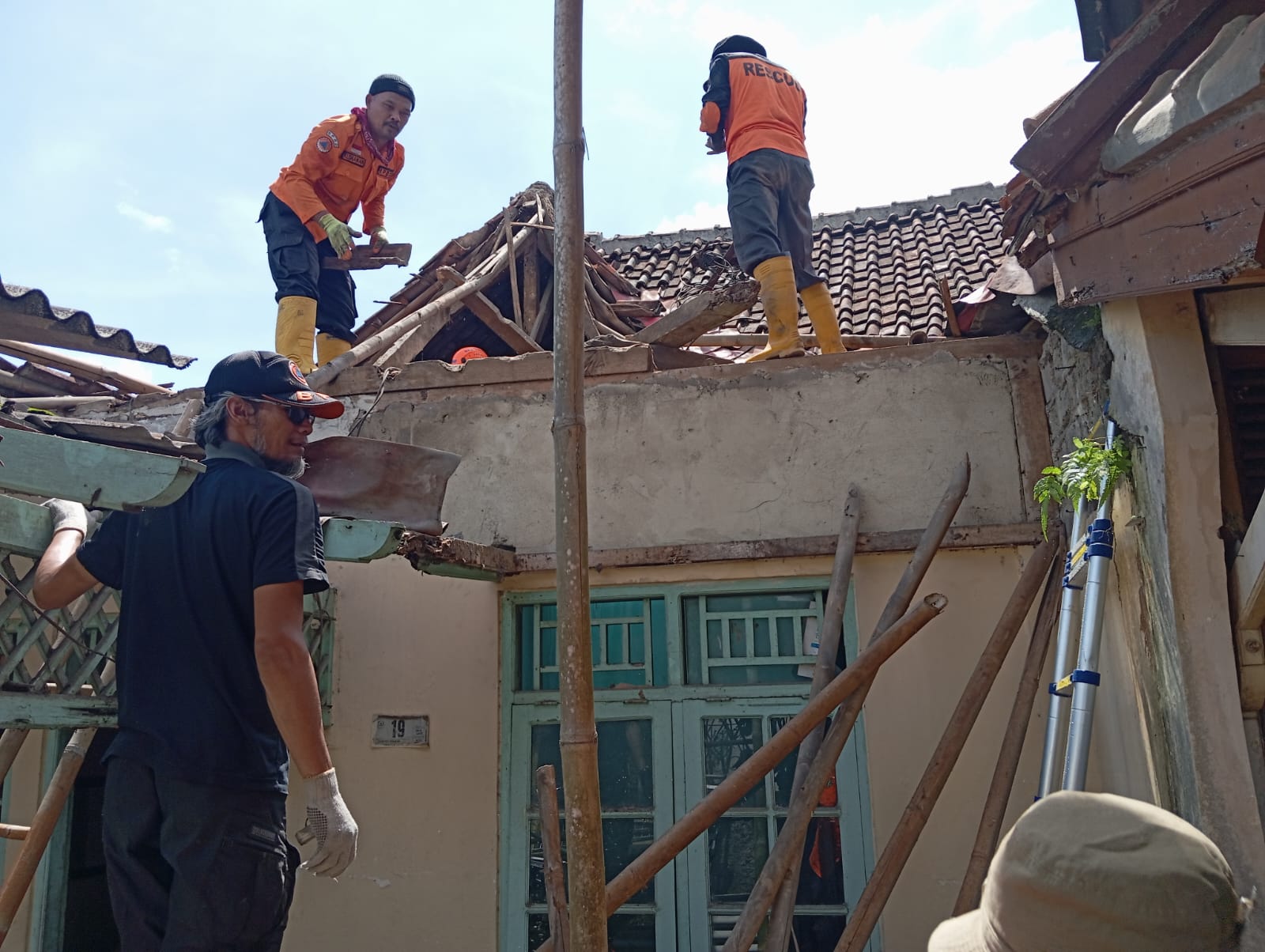 SIGAP: Petugas BPBD Kota Sukabumi saat membantu membersihkan reruntuhan atap rumah warga Jalan Koleberes, Kampung Cikapek RT2/RW10, Kelurahan Dayeuhluhur, Kecamatan Warudoyong, Minggu (26/10).