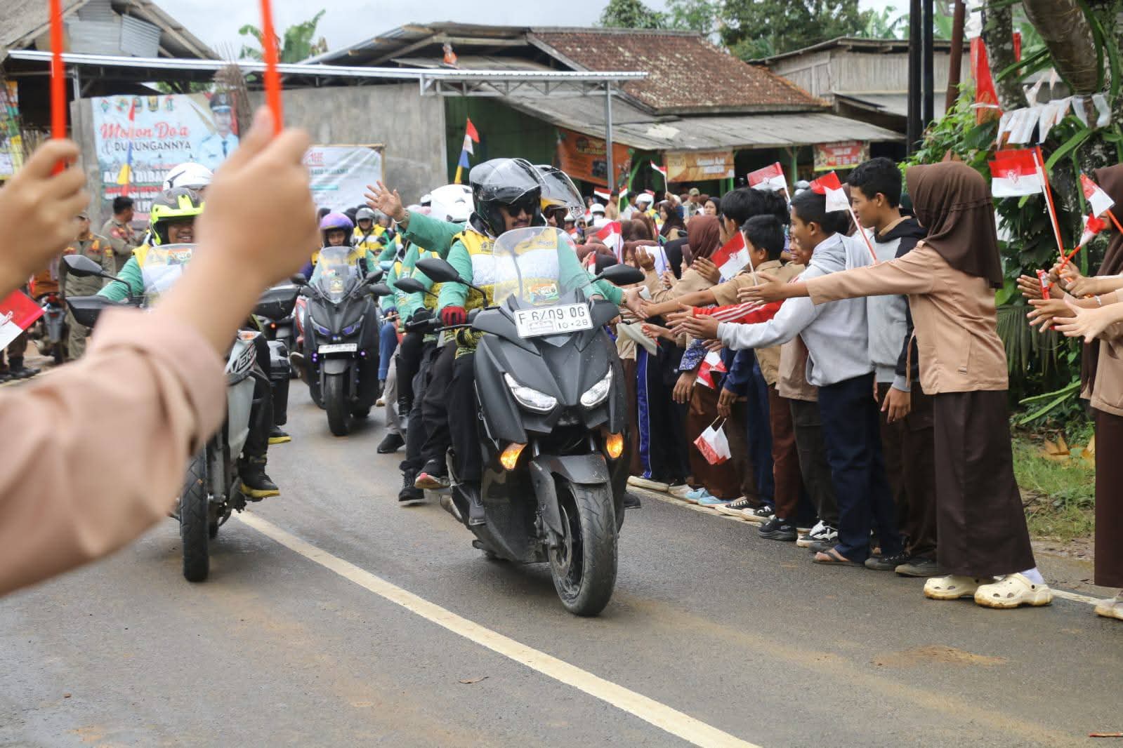 Pemerintah Kabupaten Sukabumi kembali menggelar kegiatan bertajuk Touring Ngabumi Session 4 dengan tema “Kanya’ah ka Rahayat, Mubela ka Lemah Cai Sukabumi.” Kegiatan ini berlangsung selama dua hari, Sabtu hingga Minggu (25–26 Oktober 2025)