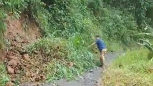 Jalan Rusak Parungkuda–Pakuwon Diperbaiki Warga, Pemkab Sukabumi Siapkan Penanganan 2026