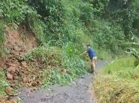 Suasana saat perbaikan ruas jalan Parungkuda - Parakansalak - Pakuwon di Kabupaten Sukabumi yang mengalami kerusakan.
