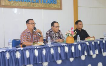 SAMBUTAN : Sekda Kabupaten Sukabumi, Ade Suryaman saat Rakoor Percepatan Akses Keuangan Daerah, yang diselenggarakan oleh Bagian Perekonomian Setda Kabupaten Sukabumi, di Aula Disnakertrans Kabupaten Sukabumi.