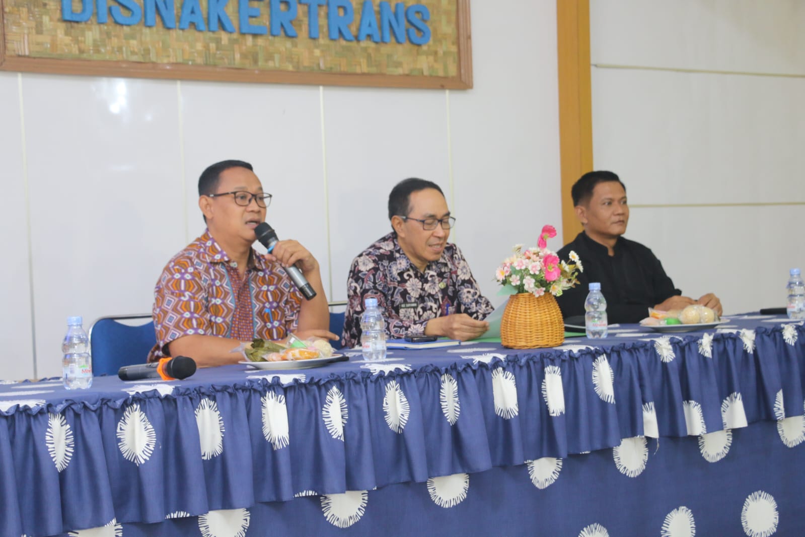 SAMBUTAN : Sekda Kabupaten Sukabumi, Ade Suryaman saat Rakoor Percepatan Akses Keuangan Daerah, yang diselenggarakan oleh Bagian Perekonomian Setda Kabupaten Sukabumi, di Aula Disnakertrans Kabupaten Sukabumi.