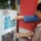 TERUS BERINOVASI : Salah satu siswa SDN Surya Kencana CBM mengisi botol minum menggunakan air minum siap konsumsi yang disediakan oleh sekolah. (widi/radarsukabumi)