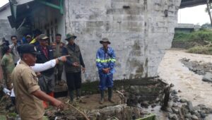 Tinjau Lokasi Banjir Bandang Cisolok, Bupati Sukabumi: Saya Harap Pemprov Peka!