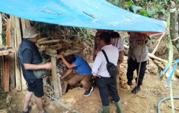 Kepala Dinas Lingkungan Hidup didampingi kepolisian saat meninjau lokasi tambang ilegal di wikayah Desa Ridogalih, Kecamatan Cikakak