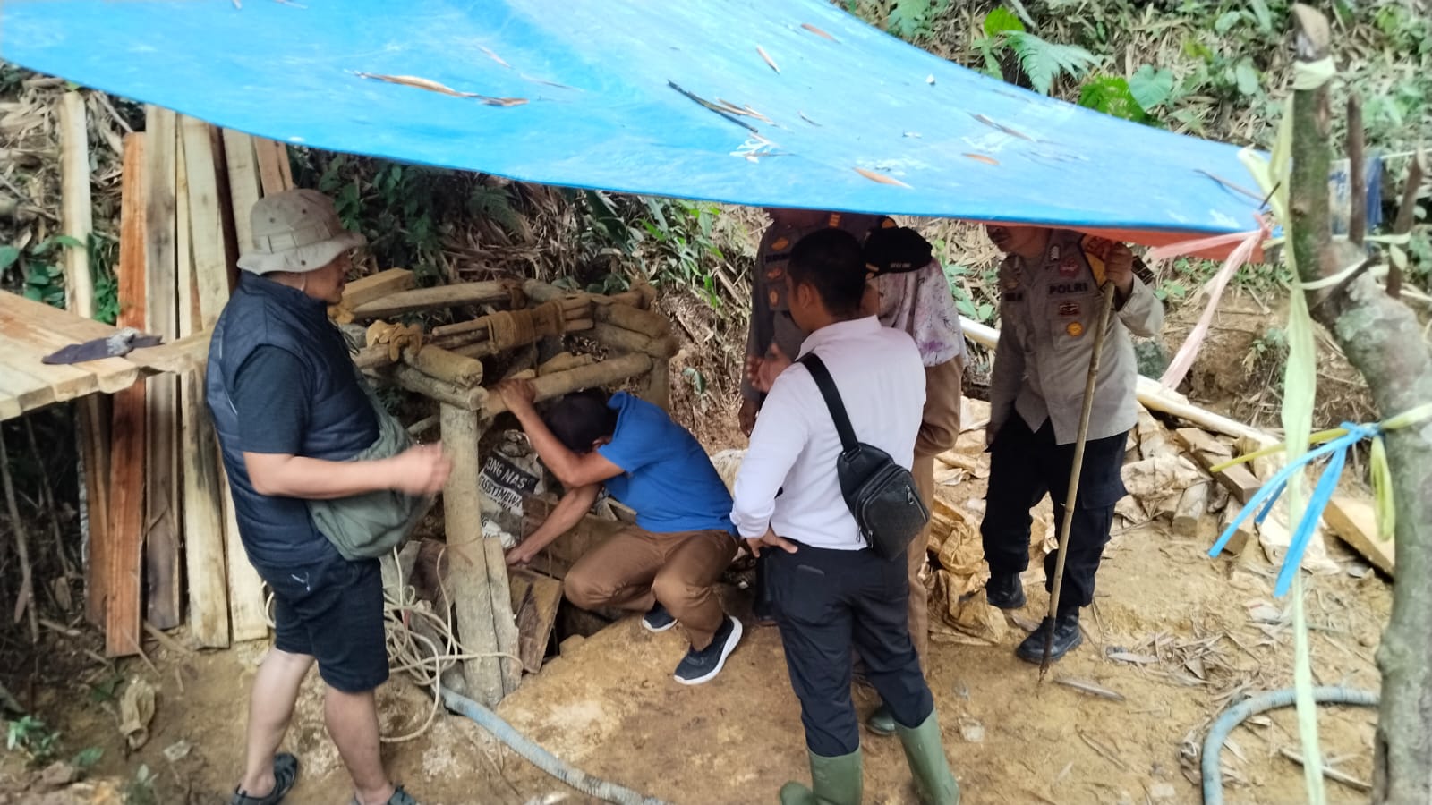 Kepala Dinas Lingkungan Hidup didampingi kepolisian saat meninjau lokasi tambang ilegal di wikayah Desa Ridogalih, Kecamatan Cikakak