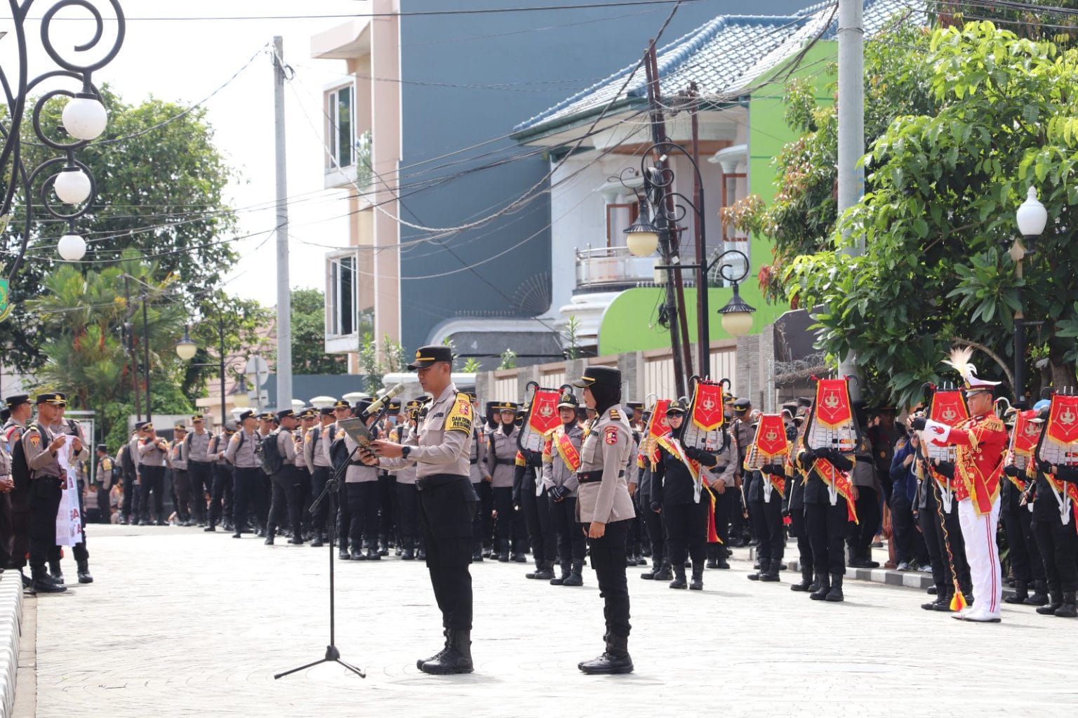 KIRAB: Ratusan peserta didik SIP Angkatan ke-54 Gelombang II Tahun Ajaran 2025 dari Setukpa Lemdiklat Polri menggelar kirab pamit di Plaza Balai Kota Sukabumi, Rabu (29/10).