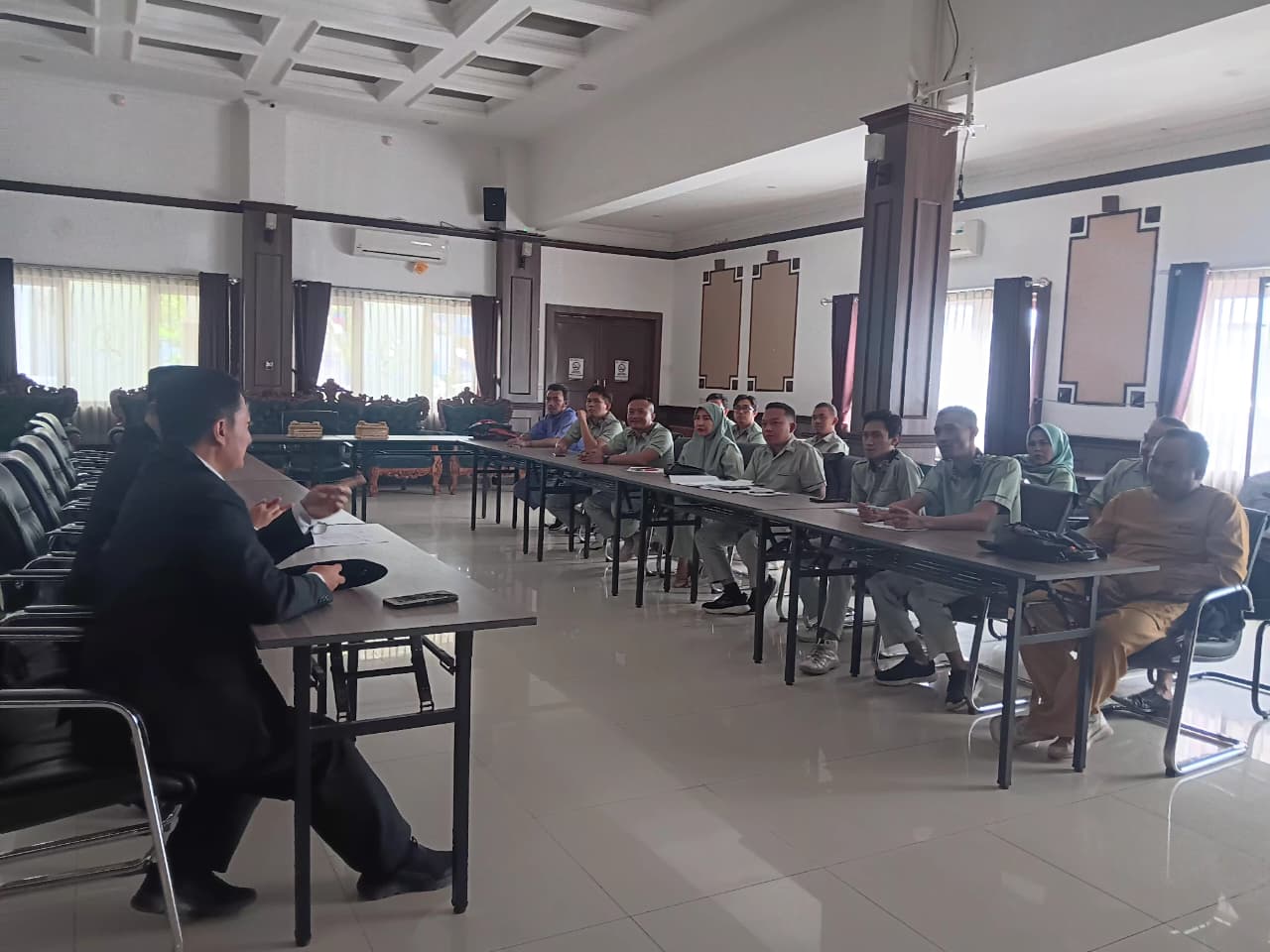 AUDENSI: Forum Komunikasi Administrasi dan Pegawai Non PNS RSUD R Syamudin SH saat melakukan pertemuan bersama BKPSDM Kota Sukabumi di Aula Balai Kota Sukabumi, Rabu (29/10).