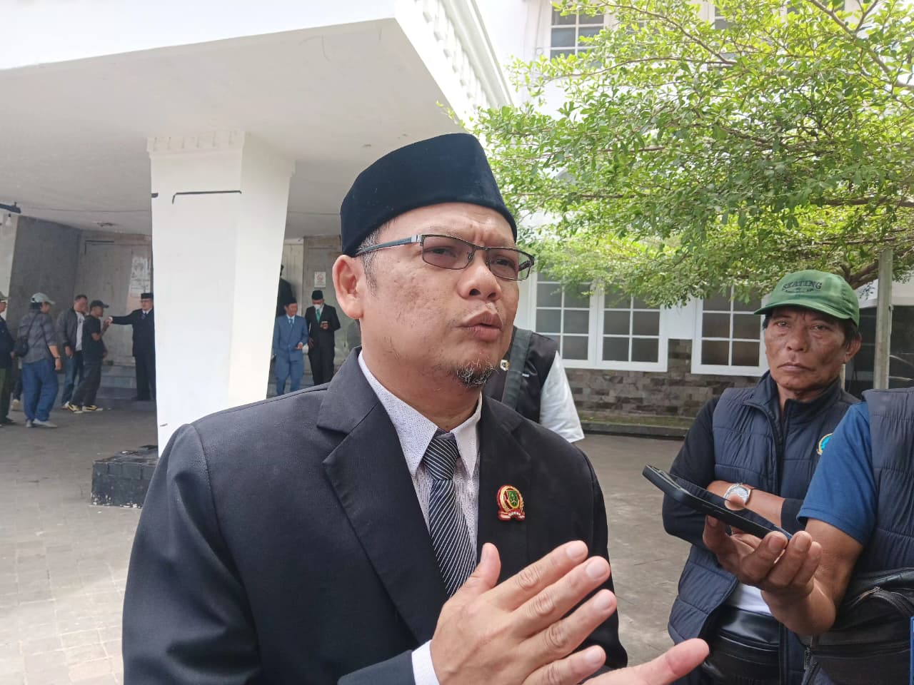 DIWAWANCARA: Ketua DPRD Kota Sukabumi, Wawan Juanda saat diwawancara sejumlah media, Rabu (29/10).