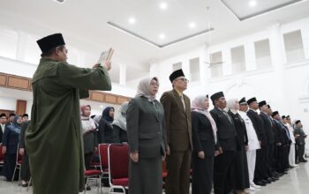 PELANTIKAN: Sejumlah pehabat di lingkungan Pemkot Sukabumi saat mengikuti pelantikan dan pengambilan sumpah jabatan di Gedung Juang 45, Jalan Veteran, Kecamatan Cikole, Rabu (29/10).(FT: IST)