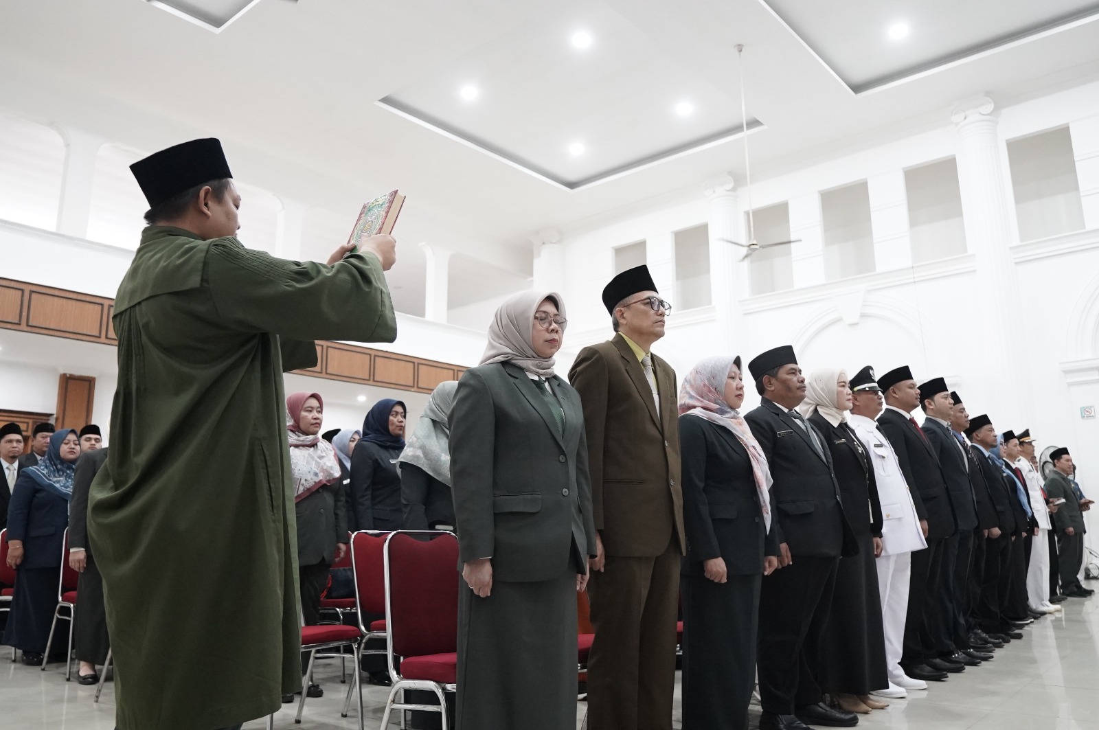 PELANTIKAN: Sejumlah pehabat di lingkungan Pemkot Sukabumi saat mengikuti pelantikan dan pengambilan sumpah jabatan di Gedung Juang 45, Jalan Veteran, Kecamatan Cikole, Rabu (29/10).(FT: IST)