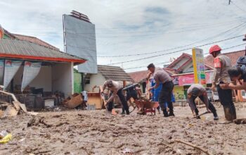 Kondisi bangunan SDN Cikahuripan yang rusak berat akibat banjir bandang.(Foto: Nandi/Radar Sukabumi)
