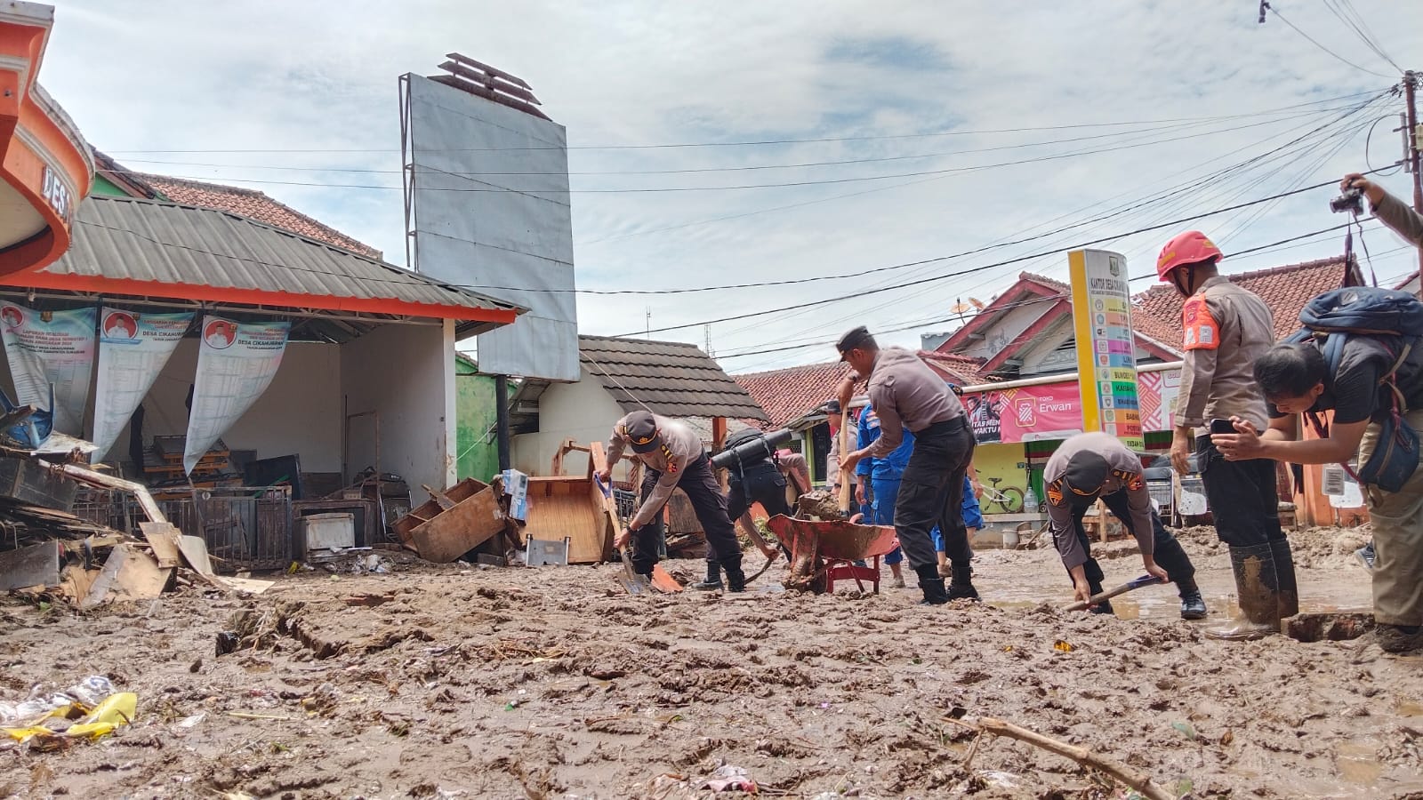 Kondisi bangunan SDN Cikahuripan yang rusak berat akibat banjir bandang.(Foto: Nandi/Radar Sukabumi)