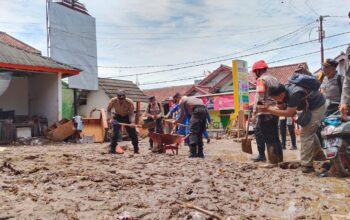 Ratusan siswa Sekolah Pembentukan Perwira (Setukpa) Lemdiklat Polri diterjunkan membantu warga yang terdampak bencana banjir bandang di Kampung Tugu, Desa Cikahuripan, Kecamatan Cisolok, Kabupaten Sukabumi, Rabu (29/10/2025).