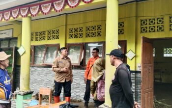 Kepala Dinas Pendidikan Kabupaten Sukabumi Deden Sumpena saat meninjau lokasi banjir bandang di Kampung Tugu, Desa Cikahuripan, Kecamatan Cisolok.