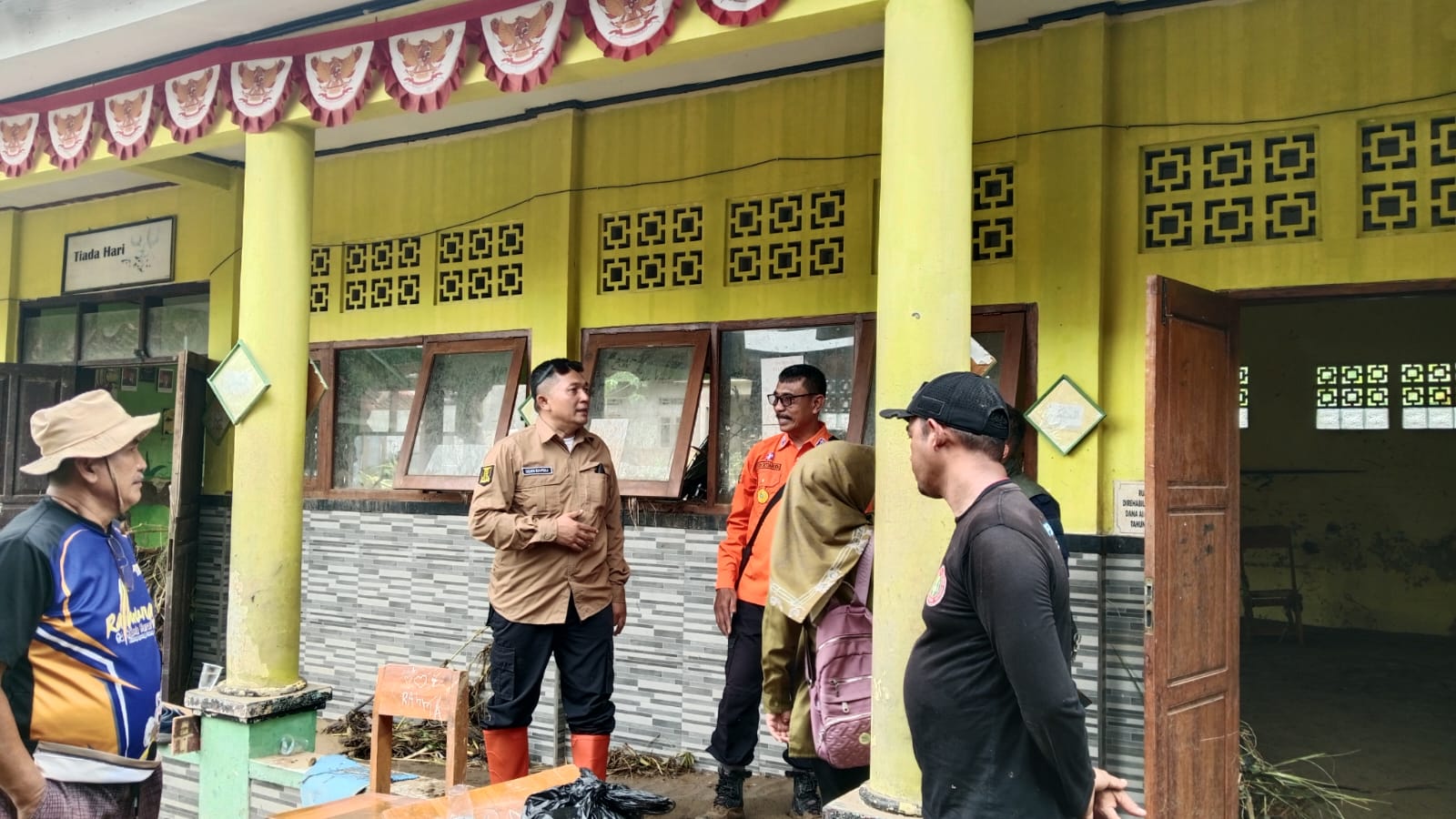 Kepala Dinas Pendidikan Kabupaten Sukabumi Deden Sumpena saat meninjau lokasi banjir bandang di Kampung Tugu, Desa Cikahuripan, Kecamatan Cisolok.