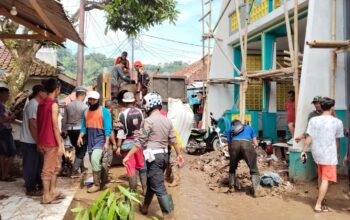 Dinas Lingkungan Hidup (DLH) Kabupaten Sukabumi bergerak cepat melakukan penanganan pascabencana banjir bandang yang melanda Kampung Tugu, Desa Cikahuripan, Kecamatan Cisolok, sejak Senin (27/10/2025).