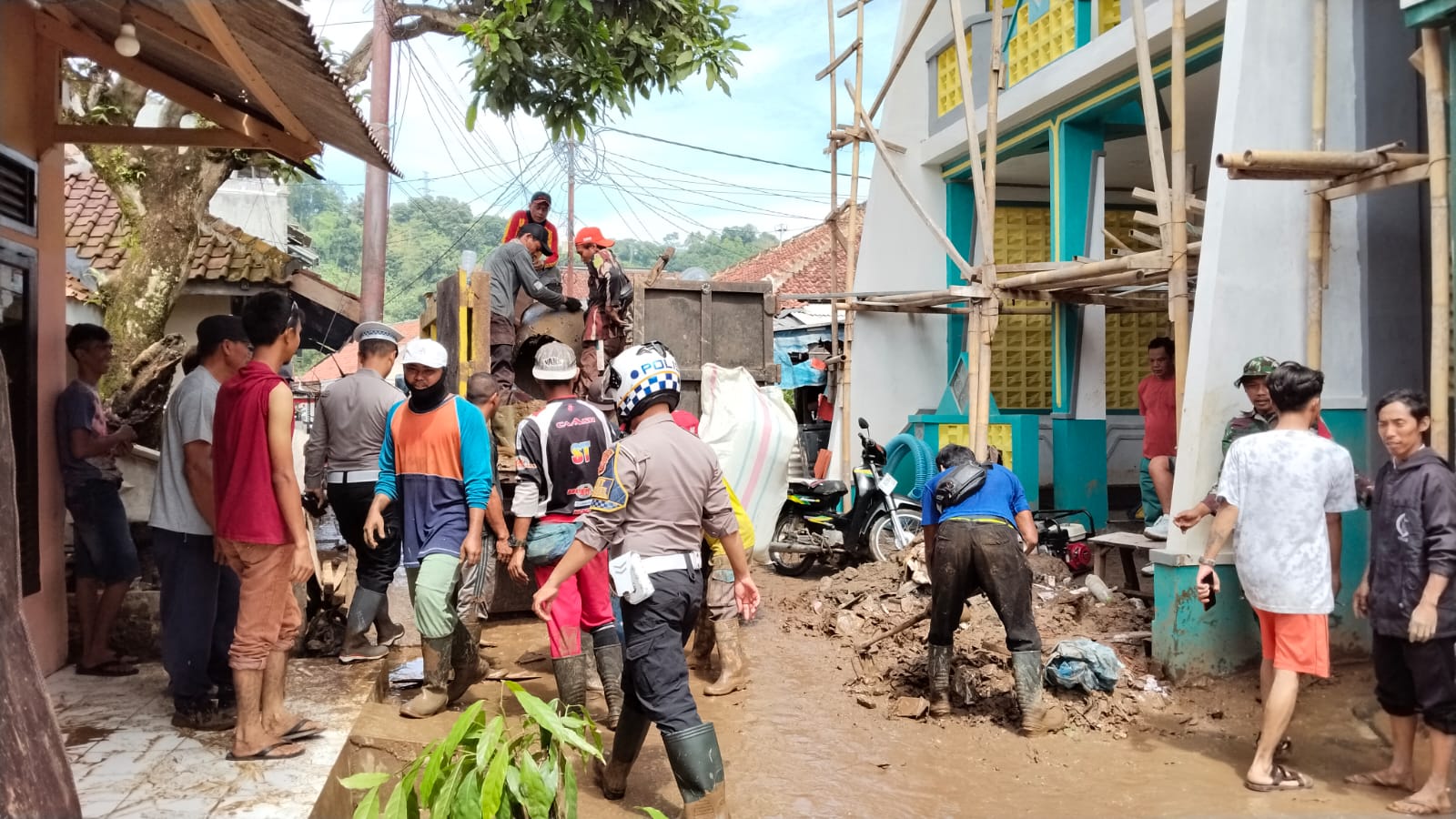 Dinas Lingkungan Hidup (DLH) Kabupaten Sukabumi bergerak cepat melakukan penanganan pascabencana banjir bandang yang melanda Kampung Tugu, Desa Cikahuripan, Kecamatan Cisolok, sejak Senin (27/10/2025).