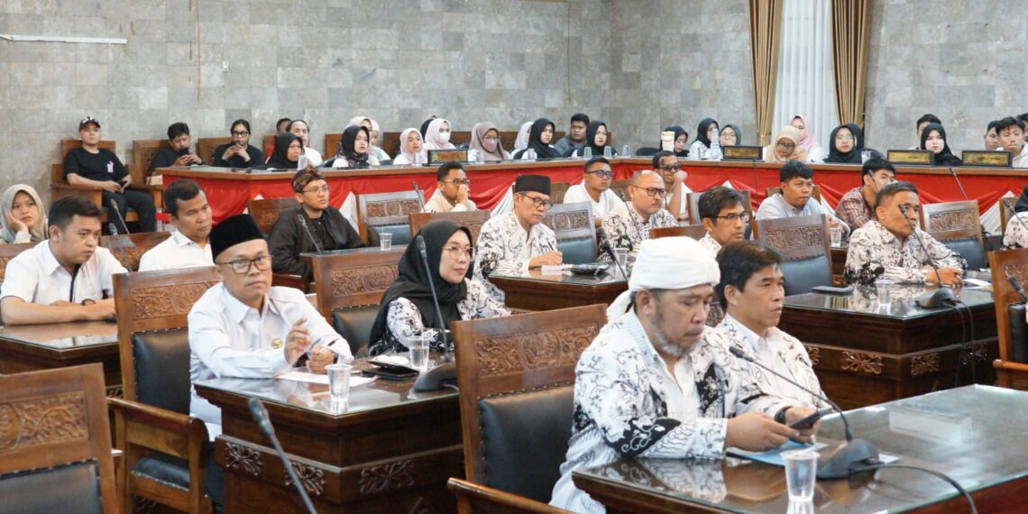 HEARING: PGRI Kota Sukabumi saat menggelar rapat bersama DPRD Kota Sukabumi, belum lama ini.
