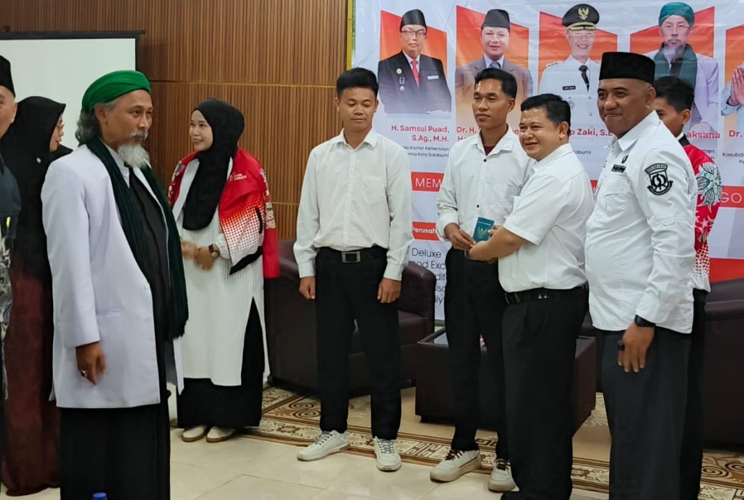 PELEPASAN: Pesantren Modern Dzikir Al-Fath saat menggelar pelepasan satri untuk magang ke Turki, belum lama ini.