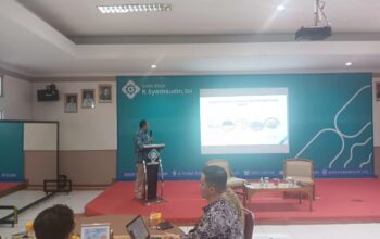 SAMBUTAN: Dirut UOB RSUD R Syamsudin SH, Yanyan Rusyandi saat memberikan sambutan saat menggelar Forum Konsultasi Publik di Gedung Central Diagnostic UOBK RSUD R Syamsudin SH, Kamis (30/10).