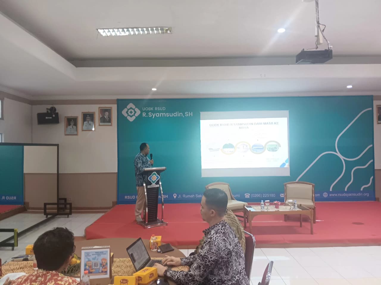 SAMBUTAN: Dirut UOB RSUD R Syamsudin SH, Yanyan Rusyandi saat memberikan sambutan saat menggelar Forum Konsultasi Publik di Gedung Central Diagnostic UOBK RSUD R Syamsudin SH, Kamis (30/10).