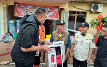 Kepala Bapenda Kabupaten Sukabumi Herdy Somantri saat menyerahkan bantuan