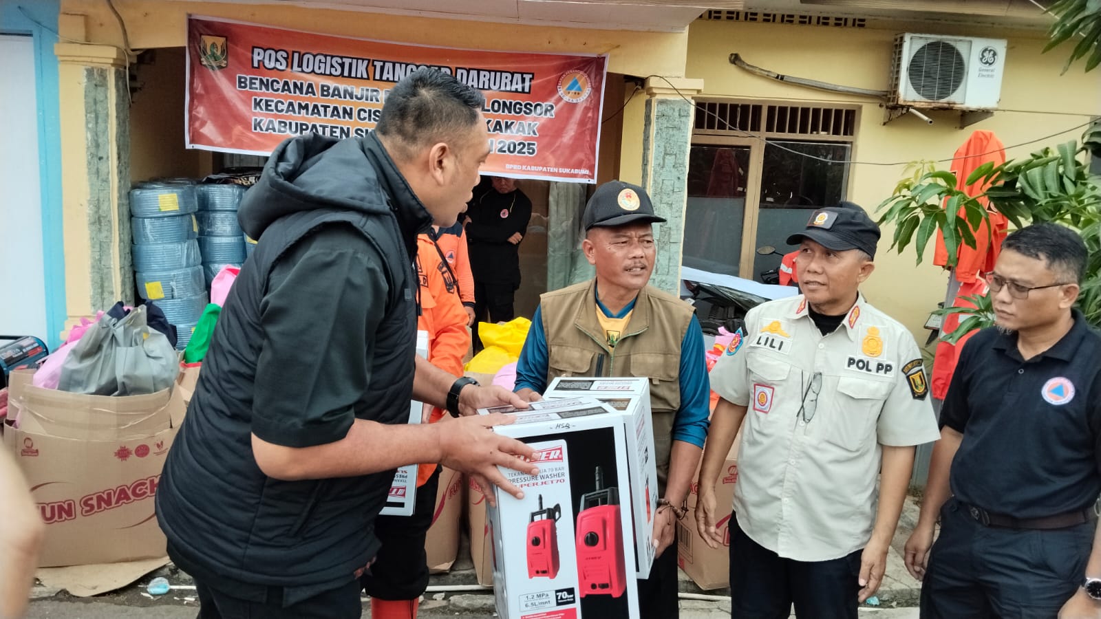 Kepala Bapenda Kabupaten Sukabumi Herdy Somantri saat menyerahkan bantuan