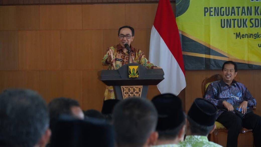 SAMBUTAN : Sekda Kabupaten Sukabumi, Ade Suryaman saat memberikan sambutan di Gedung Pendopo Sukabumi pada Selasa (30/9).