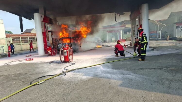 Pertamina Patra Niaga Regional JBB Cepat Tanggap Tangani Insiden Kebakaran Kendaraan di SPBU 34-40511 JL. Mahar Martanegara, Kota Cimahi