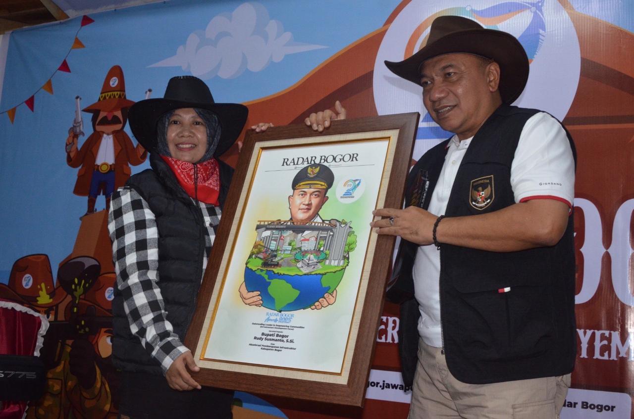 Pemerintah Kabupaten Bogor kembali mencatat prestasi membanggakan. Bupati Bogor, Rudy Susmanto, meraih penghargaan Radar Bogor Awards 2025 untuk kategori Akselerasi Pembangunan Infrastruktur.