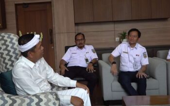 Gubernur Jabar Dedi Mulyadi bersama Direktur Utama PT KAI dan jajaran. (foto: Ist/Pemprov Jabar)