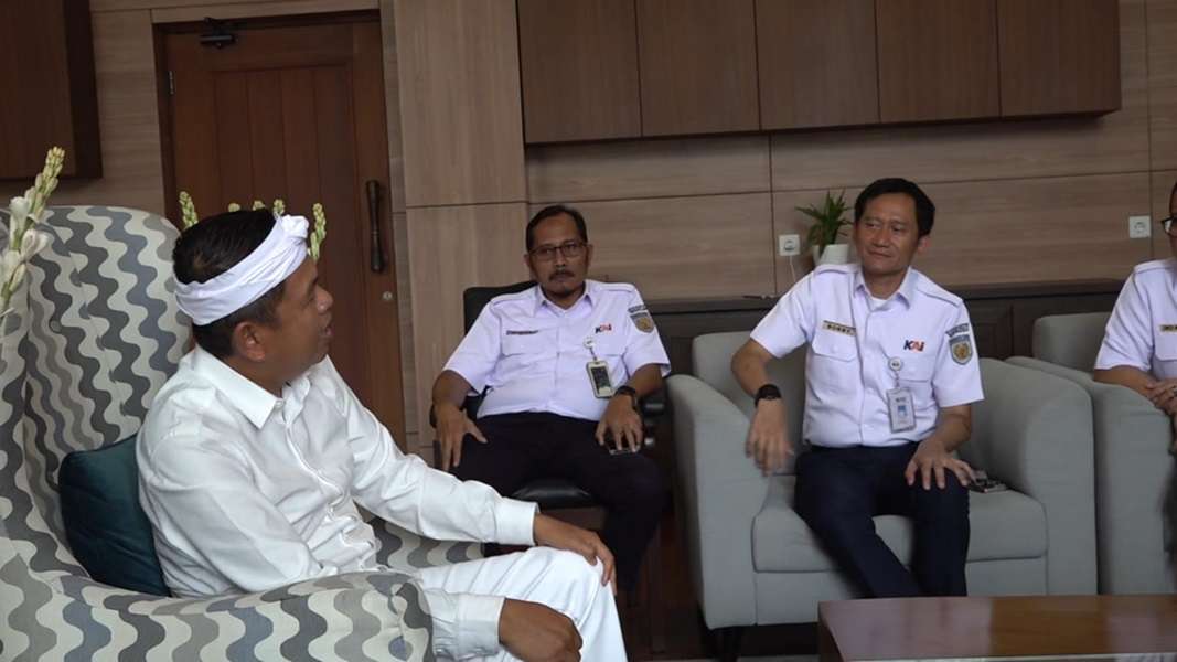 Gubernur Jabar Dedi Mulyadi bersama Direktur Utama PT KAI dan jajaran. (foto: Ist/Pemprov Jabar)