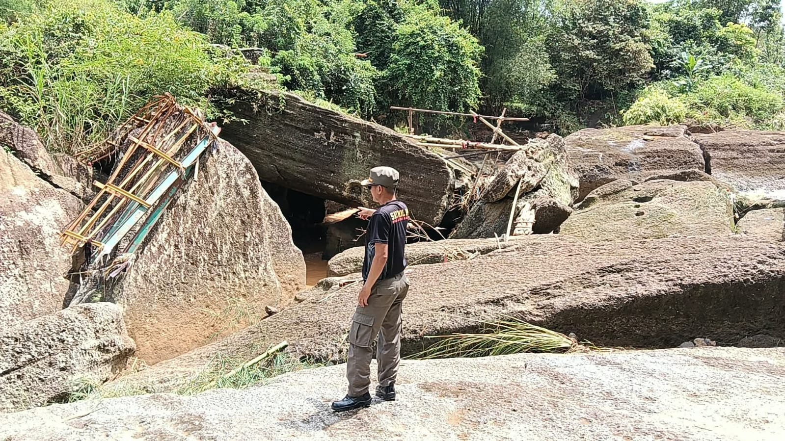 Derasnya arus Sungai Cikarang yang meluap akibat hujan lebat pada Sabtu malam (1/11/2025) menghanyutkan Jembatan darurat Guha Monyet di Kampung Bolenglang, Desa Tanjung, Kecamatan Jampangkulon, Kabupaten Sukabumi.