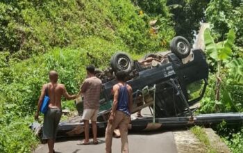 Sebuah mobil pick up bermuatan baja ringan terbalik di tanjakan Jalan Jambelaer, Desa Pasir Baru, Kecamatan Cisolok, Kabupaten Sukabumi, Minggu (2/11/2025) siang
