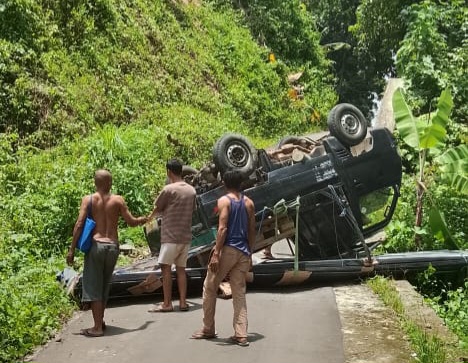 Sebuah mobil pick up bermuatan baja ringan terbalik di tanjakan Jalan Jambelaer, Desa Pasir Baru, Kecamatan Cisolok, Kabupaten Sukabumi, Minggu (2/11/2025) siang