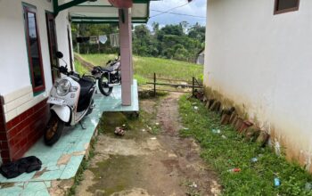 DITEROR : Suasana akses jalan menuju ke rumah keluarga korban pencabulan anak TK di Kecamatan Kadudampit, Kabupaten Sukabumi, dihalangi pagar dan dirusak