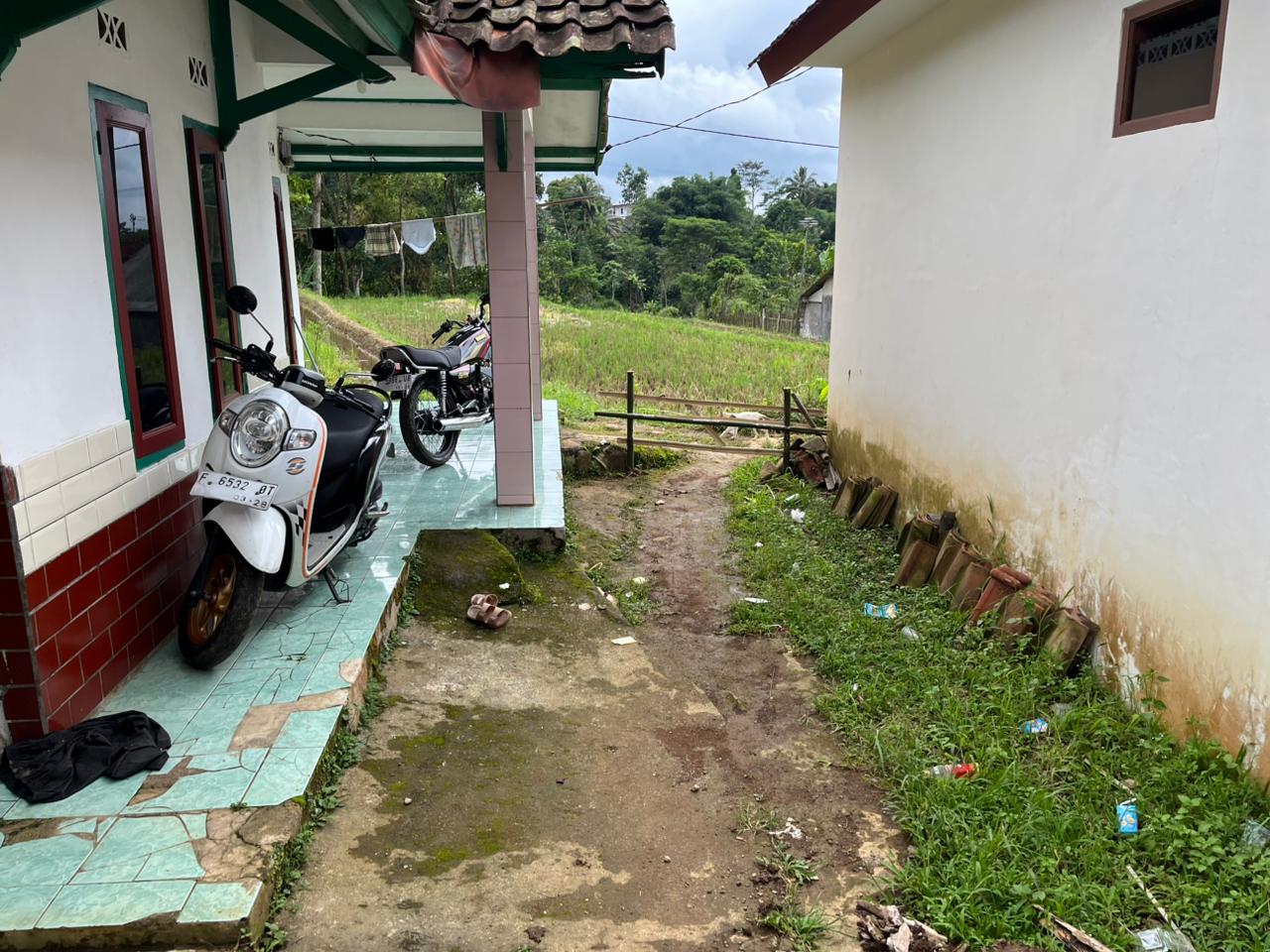 DITEROR : Suasana akses jalan menuju ke rumah keluarga korban pencabulan anak TK di Kecamatan Kadudampit, Kabupaten Sukabumi, dihalangi pagar dan dirusak