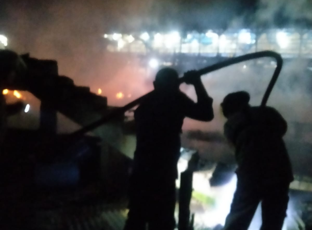 Kebakaran hebat melanda kandang ayam di Kampung Cipeuncit Sukamantri, RT 02/RW 04, Desa Cikembar, Kecamatan Cikembar, Kabupaten Sukabumi, Rabu (5/11) malam.