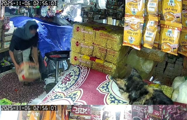 Rekaman CCTV yang memperlihatkan aksi pencurian di salah satu kios sembako dan sayuran di Pasar Semi Modern Palabuhanratu, Kabupaten Sukabumi, viral di media sosial. Peristiwa tersebut terjadi pada Kamis (6/11) dini hari sekitar pukul 02.59 WIB