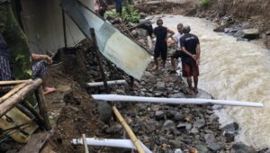 Banjir dan Longsor Landa Simpenan, Jembatan Putus dan Aktivitas Warga Terhenti