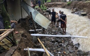 Hujan deras yang mengguyur Kecamatan Simpenan, Kabupaten Sukabumi, sejak Senin (10/11/2025) malam, memicu banjir dan longsor di tiga desa: Sangrawayang, Cidadap, dan Loji.