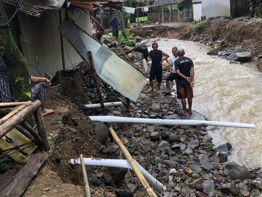 Hujan deras yang mengguyur Kecamatan Simpenan, Kabupaten Sukabumi, sejak Senin (10/11/2025) malam, memicu banjir dan longsor di tiga desa: Sangrawayang, Cidadap, dan Loji.